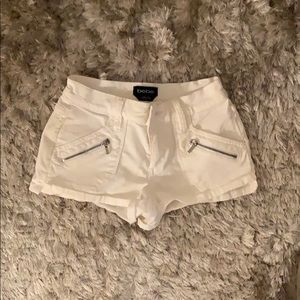 Summery white zip detailed shorts ☀️🌼
